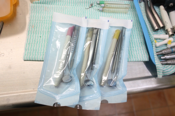 滅菌された器具は個包装され厳重に管理されています。