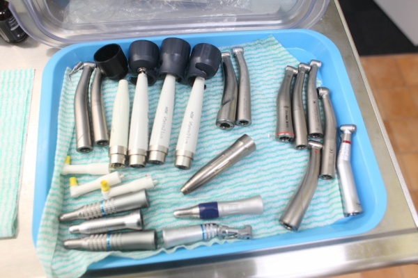 近年問題となっている切削器具(ドリル)類も一つ一つ丁寧に滅菌しています。