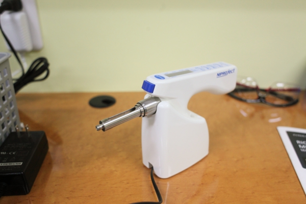 コンピューター制御の痛みを極力抑えた麻酔器を導入しています。