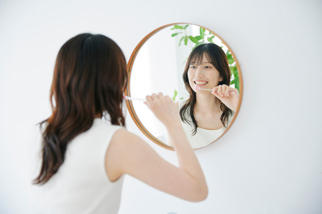 歯磨きをする女性