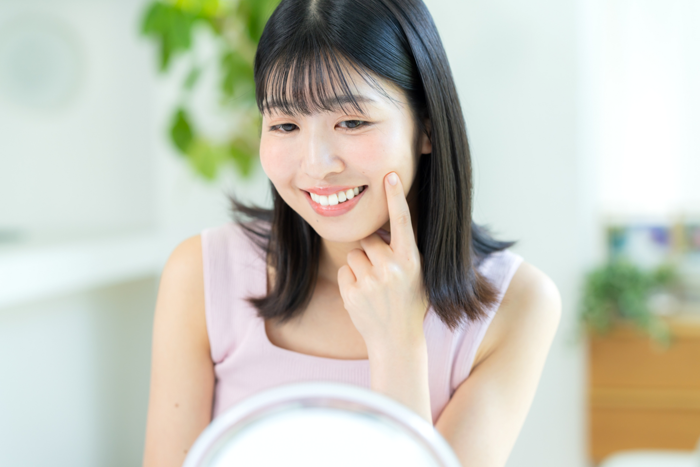鏡を見る笑顔の女性