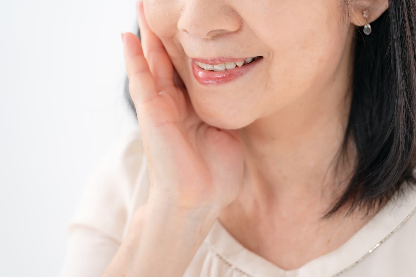 頬に手を添えるシニア女性