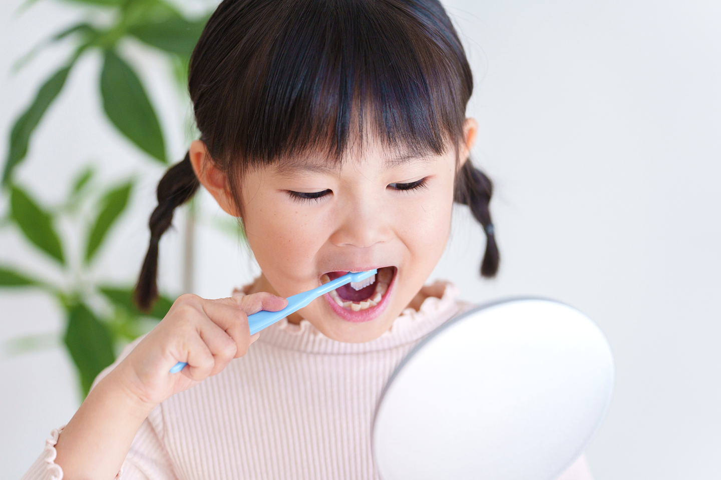 歯磨きする子ども